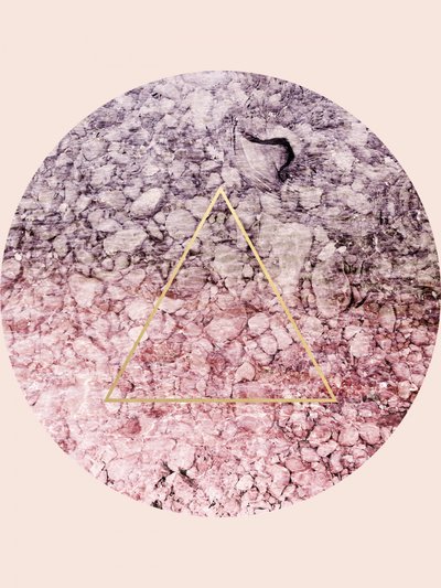 Triangolo geometrico in pietra dorata da Gemma Bardot