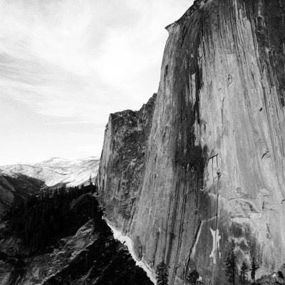 Il maestoso sentiero lungo la scarpata della montagna da Gemma Bardot
