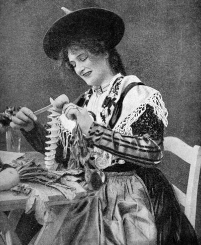 Una donna che sbuccia creativamente una patata, 1922 da Georg Haeckel