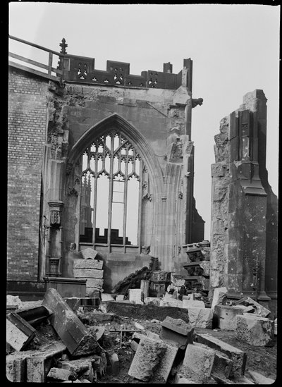 Danni da bombardamento alla Cattedrale di Manchester, Greater Manchester, c1940 da George Bernard Mason