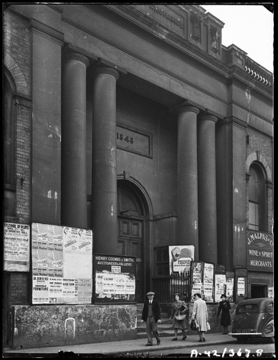 Borsa del grano, Angel Street, Worcester, Worcestershire, 1942 da George Bernard Mason