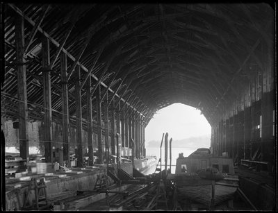 Cantiere navale di Devonport, South Yard, Slip coperto n. 1, Devonport, Plymouth, 1942 da George Bernard Mason