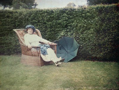 Donna seduta su una sedia da giardino da George Bernard Shaw