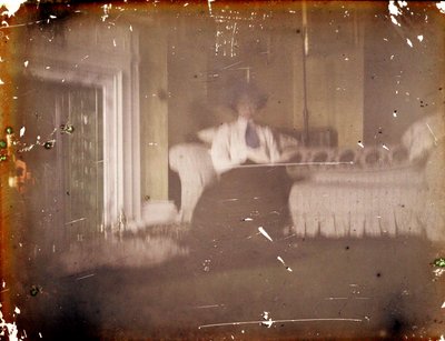 Donna seduta su un divano, c. 1910 da George Bernard Shaw