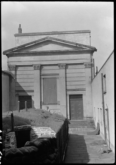 Cappella a Hull Trinity House e statua fuori dalla facciata est, Kingston upon Hull da George Bernard Wood