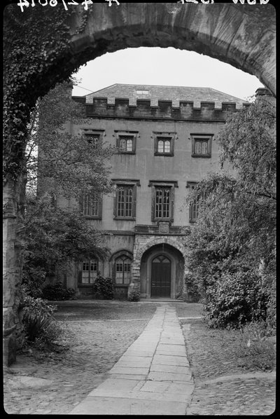 Muro con arco davanti al n. 9, The College, County Durham, 1942 da George Bernard Wood