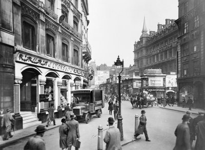 Cannon Street con negozio Lyons, hotel e stazione, Londra, c1920-c1930 da George Davison Reid