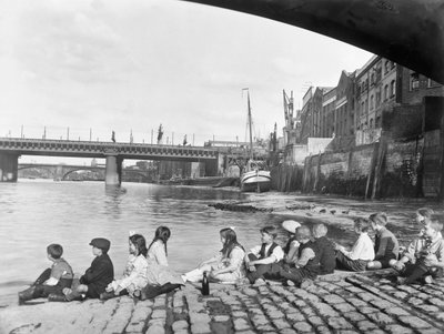 Bambini sulla strada acciottolata sotto il Southwark Bridge, Londra, c1930 da George Davison Reid