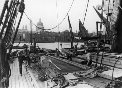 Uomini su una chiatta del Tamigi, South Bank, Lambeth, Londra, inizio XX secolo da George Davison Reid