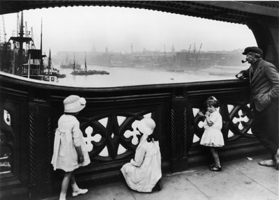 Persone che guardano il Tamigi dal Tower Bridge, Città di Londra, c. 1930 da George Davison Reid