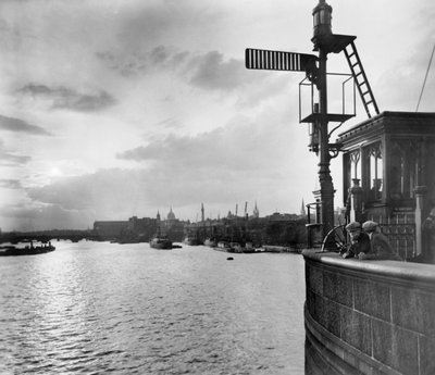 Vista a monte dal Tower Bridge, Stepney, Tower Hamlets, Londra da George Davison Reid