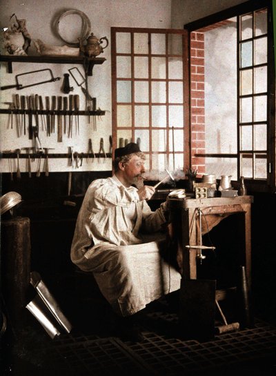 Orafo nel suo studio, autochrome di Georges Henry, v. 1910 da George F. Henry