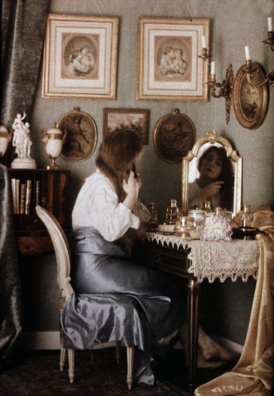Donna con la sua toilette - autochrome di G. Henry, ca. 1910 da George F. Henry
