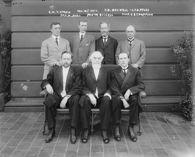 Charles Taze Russell (centro) con Ernest Wilson V. Kuehn, Generale William P. Hall, Robert B. Maxwell, J.T.D. Pyles, Dr. Leslie W. Jones, Professore F.B. Thompson, 1911 da George Grantham Bain