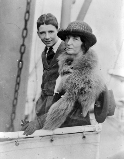 Margaret Sanger e suo figlio maggiore Stuart in Giappone, 1922 da George Grantham Bain