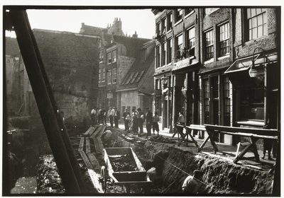 Operai in e su un cantiere alla Nieuwendijk ad Amsterdam da George Hendrik Breitner