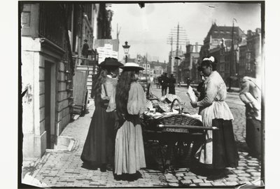 Vendita ambulante da un carretto a mano sul Rokin ad Amsterdam da George Hendrik Breitner