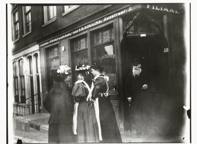 Quattro giovani donne in strada davanti alla sala di degustazione Koggink in Runstraat ad Amsterdam da George Hendrik Breitner