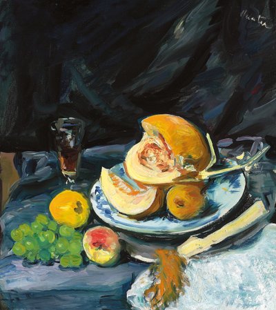Natura morta con melone tagliato, bicchiere e ventaglio, c. 1920 da George Leslie Hunter