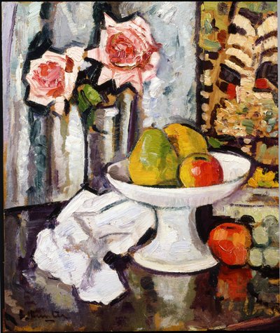 Natura morta con ciotola di frutta e vaso di rose rosa da George Leslie Hunter
