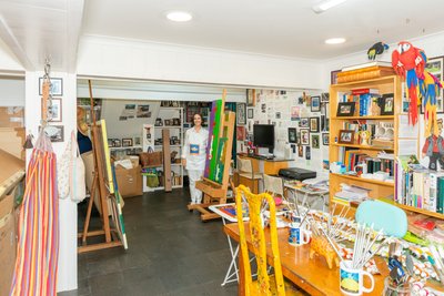 Cristina Rodriguez nel suo studio, 2022 da Bartolome Esteban and studio Murillo