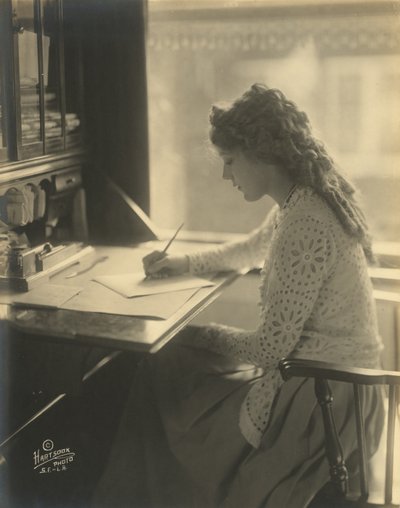 Mary Pickford che scrive a una scrivania da Bartolome Esteban and studio Murillo