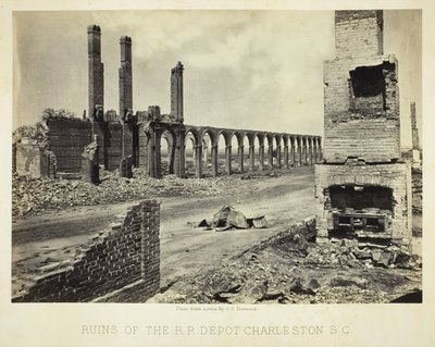 Rovine del deposito ferroviario Charleston, S.C., 1865 da George N. Barnard
