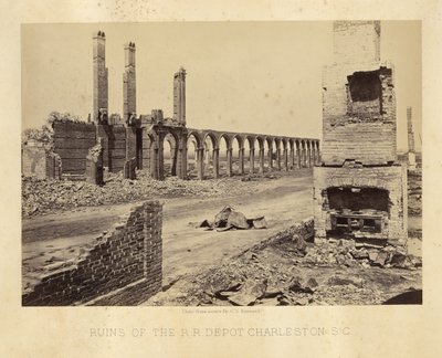 Rovine del deposito ferroviario, Charleston, Carolina del Sud da George N. Barnard