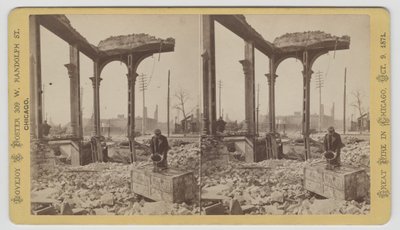 Stereografia di un uomo che raffredda una cassaforte tra le rovine dopo l