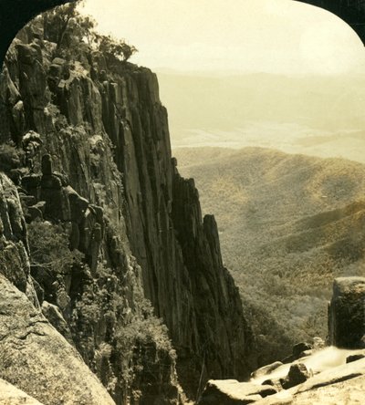 Il lato nord della gola, Buffalo Ranges, Victoria, Australia, c1909 da George Rose