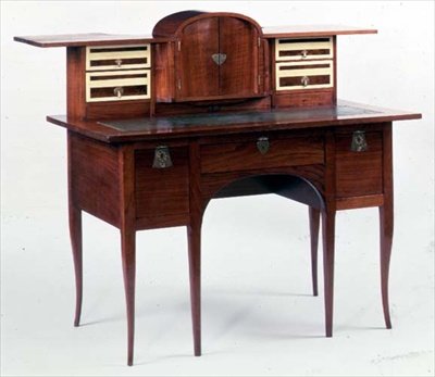 Scrivania con intarsi e raccordi in ottone (legno di mogano) da George Walton