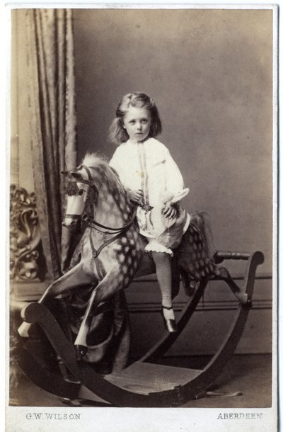 Ragazzina seduta su un cavallo a dondolo, 1860s da George Washington Wilson