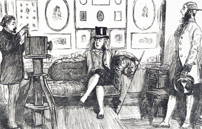 Fumetto che commenta il disagio sofferto quando si fa una fotografia: A causa della lunga esposizione necessaria per i primi processi, il soggetto doveva mantenere una posa per molto tempo e furono prodotti dispositivi ingegnosi per mantenere le persone fe da George du Maurier