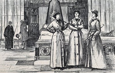 Tre donne che indossano cappotti lunghi, in un museo da George du Maurier