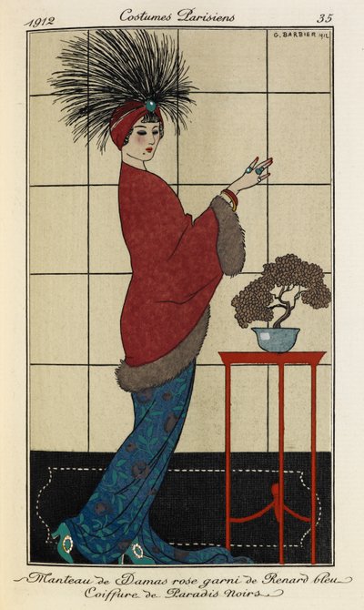 Manteau de Damas rosa garni de Renard bleu Coiffure de Paradis noirs. Costumi Parigini n.35. La donna indossa un cappotto rosa di Damasco foderato di pelliccia su un vestito blu a motivi, e un copricapo piumato con una pietra blu da Georges Barbier