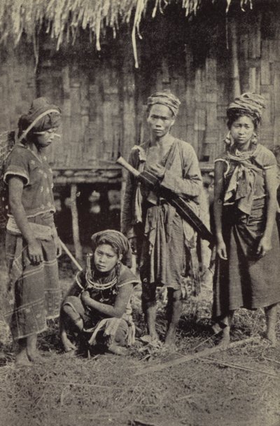 Birmania: Un uomo Kachin con il caratteristico dah, e tre donne da Georges Bertin Scott