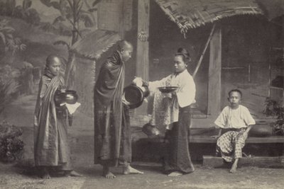 Birmania: Il Pongyi con la sua ciotola per le elemosine da Georges Bertin Scott
