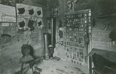 Una stanza con pareti ricoperte di graffiti che rimandano a importanti figure contemporanee come Bussche e Waldow. Cartolina inviata nel 1913. da German Photographer