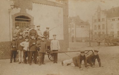 Soldati tedeschi che trainano una carrozza (con cannone). Cartolina inviata nel 1913. da German Photographer