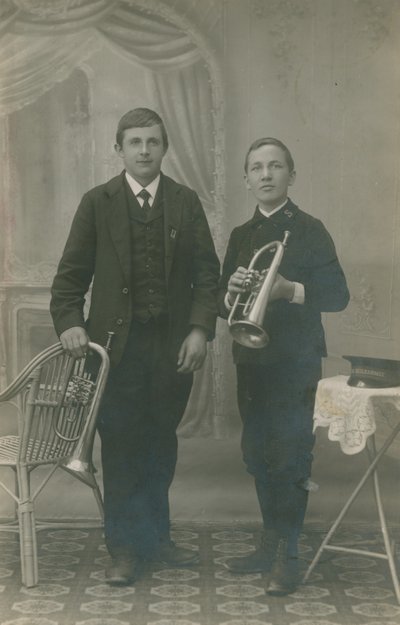 Cartolina di due giovani con tromba, uno in uniforme Heilsarmee, inviata nel 1913 (foto b/n) da German Photographer
