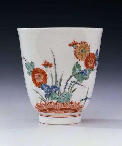 Bicchiere svasato Bottger Kakiemon dipinto con crisantemi e erbe, c.1725 da German School