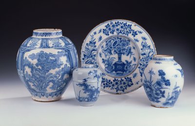 Una selezione di ceramiche blu e bianche di Francoforte in stile cinese, c.1680-90 da German School