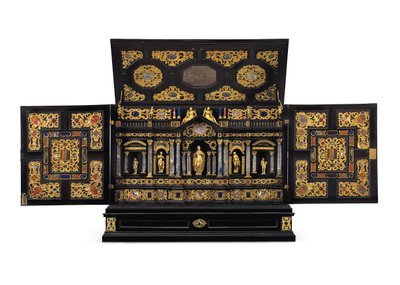 Un tavolo-cabinet di Augsburg in metallo dorato, cristallo di rocca e pietre dure da German School