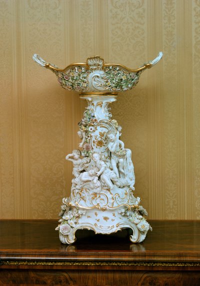 Alzata per torte con cherubini che rappresentano le stagioni, c.1830 da German School