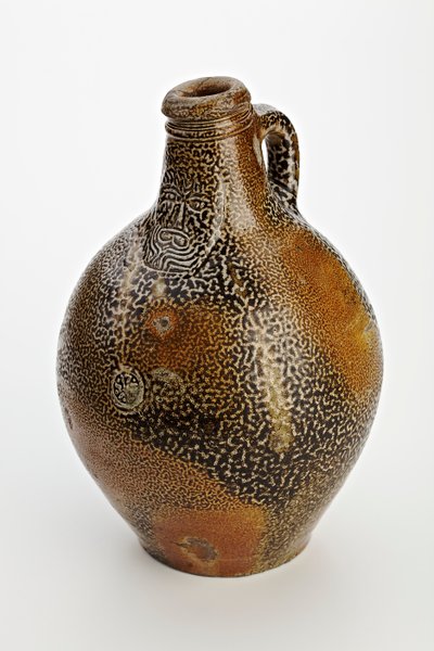 Bottiglia di Colonia decorata con un volto grottesco, c.1600-50 da German School