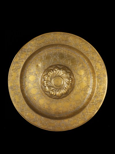 Piatto di ottone inciso con intarsi in argento, il medaglione centrale circondato da gadroons a spirale in rilievo, 1500-1525 da German School