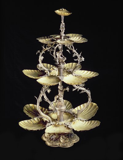 Centrotavola in rilievo con piatti a forma di conchiglia di D.T. Moye, Amburgo, 1633-44 (argento dorato) da German School