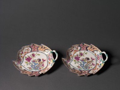 Piatto a foglia, fabbricato dalla Fabbrica di Porcellana di Meissen da German School