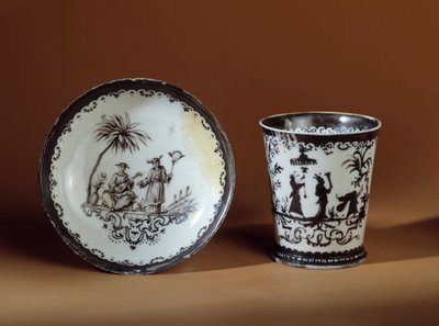 Tazza a forma di boccale e piattino Bottger in porcellana Maissen, decorata con negozi cinesi ad Ausbourg da German School