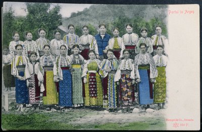 Cartolina raffigurante abiti tradizionali rumeni nella regione di Arges, c.1900-10 da German School